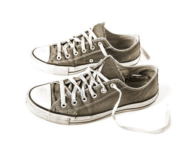 白色背景上隔离的旧黑色通用运动鞋白色背景上隔离的旧黑色运动鞋图片