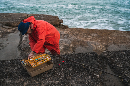 渔夫用具盒做饵的肖像钓鱼和运动的概念图片