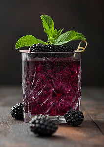 用黑莓冰和木本底薄荷生浆果苏打汽水和酒精混合剂图片