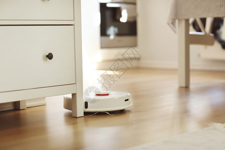 在室内客厅用层地板清洗粉尘的白色机器人吸尘智能电子家用技术智能在室内层地板清洗粉尘的白色机器人吸尘智能家用技术图片