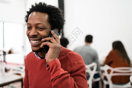 afro商人在电话上交谈工作场所商业概念图片