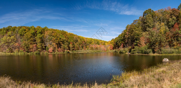 秋天在州立公园运行的CopersRck湖和Glade的缝全景图片