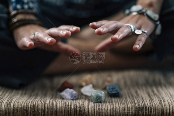 用水晶的愈合能量进行冥想练习女手闭合图片