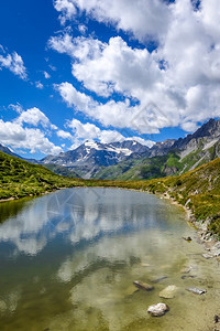 法国阿尔卑斯山普拉洛格南山脉的纳尔湖lacduclou法国阿尔卑斯山普拉洛格南的纳尔湖拉克杜克鲁图片