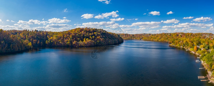 在西弗吉尼亚州摩根敦附近的i68号州际大桥上无人机俯瞰秋色环绕的奇普湖西弗吉尼亚州莫根敦市奇奇湖cheatlakemorgant图片