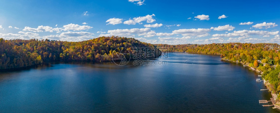 在西弗吉尼亚州摩根敦附近的i68号州际大桥上无人机俯瞰秋色环绕的奇普湖西弗吉尼亚州莫根敦市奇奇湖cheatlakemorgant图片