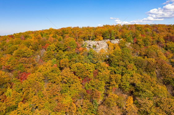在秋天的骗人河谷寻找在摩根镇附近的骗人湖Wvcopers摇滚州公园在西弗吉尼亚的骗人河上俯视着堕落的颜色图片
