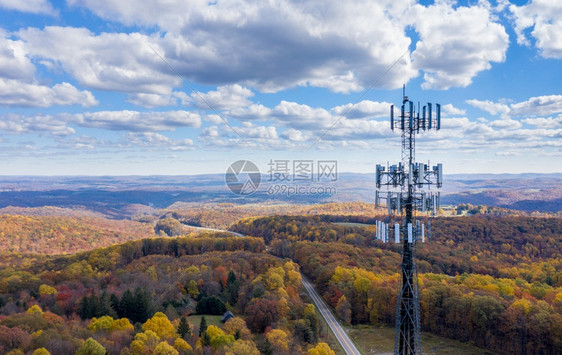 位于西弗吉尼亚州森林农村地区上空的乌比亚电话手机塔的空中观察以说明缺乏宽带互联网服务提供宽带服务的西弗吉尼亚森林地区手机或移动服图片