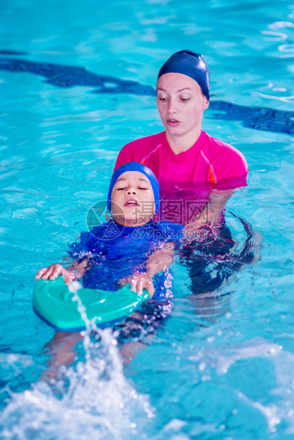 男孩和教练在游泳课上图片