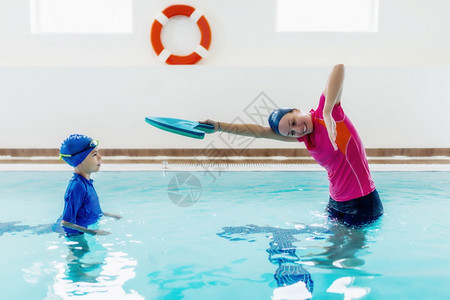 男孩和教练在游泳课上图片