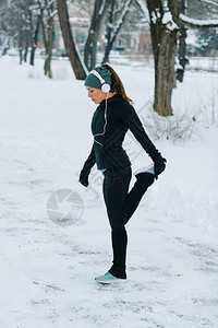 冬季在公园运动周围有雪听音乐和运动图片