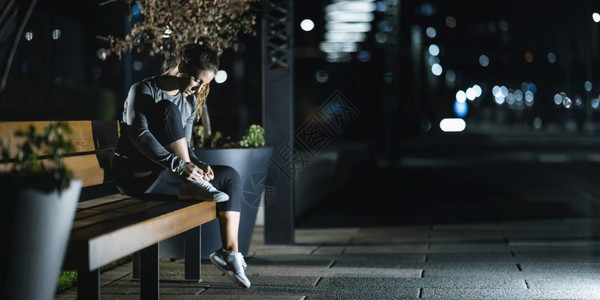 妇女运动后休息户外在城市深夜休息妇女运动后休息深夜图片