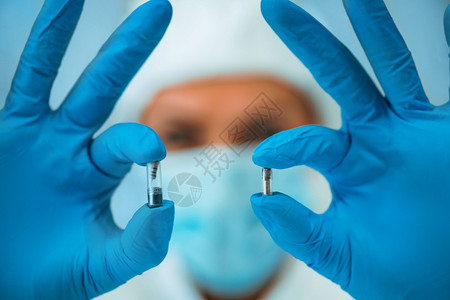 研究人员比较了实验室中的两个植入芯片研究人员比较了两个植入芯片图片