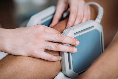 按摩使用磁疗法物理中使用的磁疗法置于病人和膝盖磁疗法背景