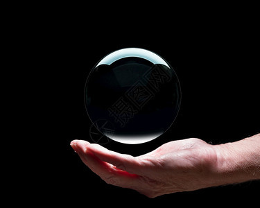 握着水晶期货或财富的高级天主教手与黑中间的球交谈以暗示在你的掌中保持未来手握着晶玻璃预测球与黑中间的玻璃预测球以方便合成图片