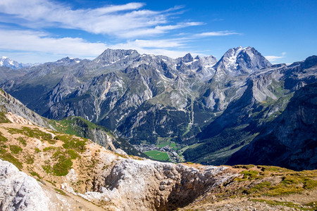 从法国阿尔卑斯山普拉洛格南拉瓦努瓦兹的小勃朗峰山顶上俯瞰高山冰川景观从法国阿尔卑斯山普拉洛格南拉瓦努瓦兹的小勃朗峰俯瞰高山冰川景图片