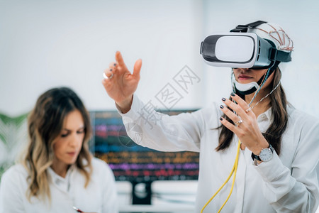神经科学研究实验室中的女病人使用vr或虚拟现实护目镜图片