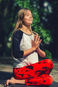 瑜伽妇女冥想图片