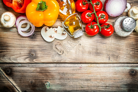 健康的食品成熟有机蔬菜配香料木制背景健康食品图片