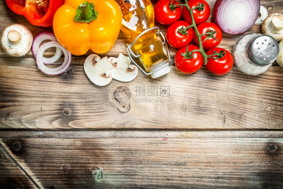 健康的食品成熟有机蔬菜配香料木制背景健康食品图片