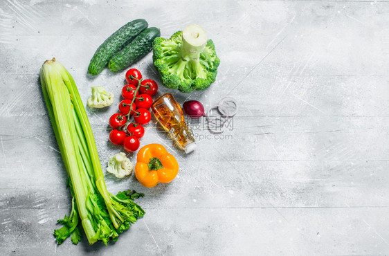 有机食品成熟的蔬菜含橄榄油生菜背景图片