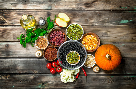 健康的食品蔬菜和水果品种包括木制的豆类健康蔬菜和水果品种包括豆类图片