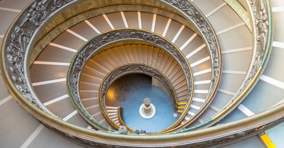 20年著名的螺旋楼梯具有双螺旋梵蒂安博物馆由GiusepMom于1932年制作图片