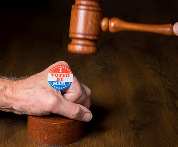 说明法官推翻选民在举中的概念我以邮件竞选按钮或贴纸手持握着一把柄和棍棒投票以说明有关投票的诉讼图片