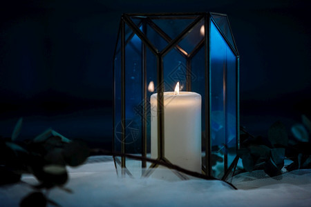 在家里黑暗背景下烧蜡烛古老的风格平静浪漫气氛室内的蜡烛青铜台和深暗背景下烧蜡烛设计水平图像图片