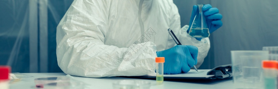 具有细菌保护诉讼的女科学家在实验室进行调查图片