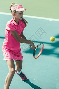 青年网球手图片