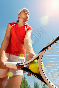 参加网球比赛的年轻女子图片