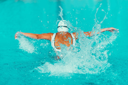 参加游泳池训练的女游泳员蝴蝶风格图片