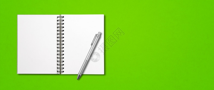 绿色水平横幅上孤立的空白开放螺旋笔记本模型和绿色横幅上孤立的空白开放螺旋笔记本和图片
