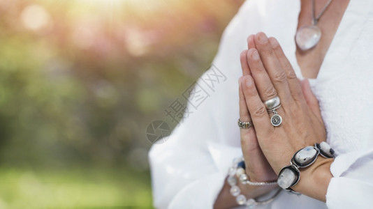 女亲手在户外祈祷姿势上贴近女手的身形象自我照顾为福利服务自我康复的冥想手在祈祷姿势上图片