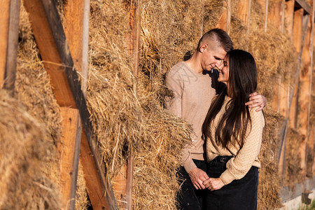 幸福的情侣在秋天稻田旁拥抱亲吻图片