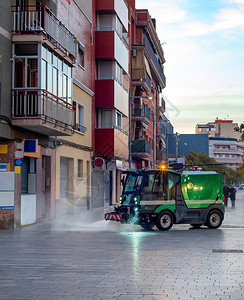 洒水机正在清洁街道城市图片