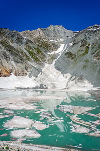 湖边的冰草原公园沙威法国大山草原家公园法大山图片