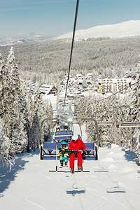 带小男孩坐滑雪电梯的教官图片