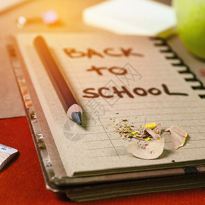 校用品的正方形构成回收纸笔记本黑铅从磨亮开始回到学校概念图片