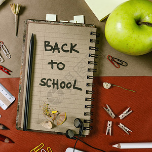 含有学校用品的顶部视图构成回收纸面笔记本绿色和红细节回到学校概念图片