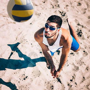 沙滩排球运动员图片
