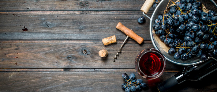 酿酒葡萄红酒杯子上含葡萄木制背景杯子上含葡萄背景