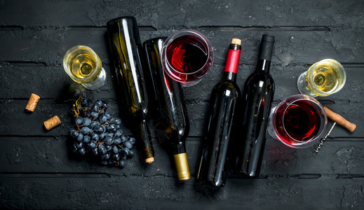 红酒和白黑色生锈背景红酒图片