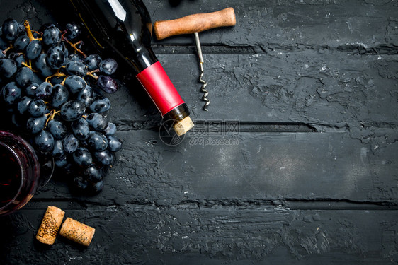 红酒葡萄和软木黑生菜葡萄和软木图片