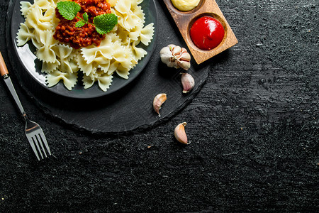 大蒜和香肠酱还有大蒜和香肠酱黑色的生锈背景遥远的意大利面图片
