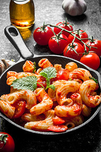 大蒜西红柿和薄荷叶的意大利面黑色生锈背景的意大利面图片