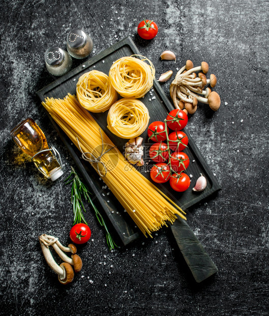 粗面条和意大利配有蘑菇西红柿和香料生面条蘑菇西红柿香料的意大利面条图片