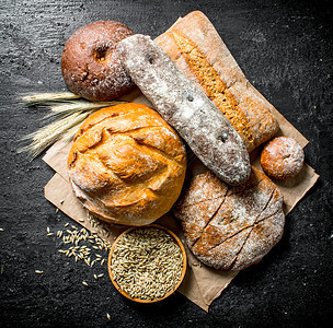 不同种类的面包括黑黄麦和面粉锈背景的不同种类面包括黑麦和面粉图片