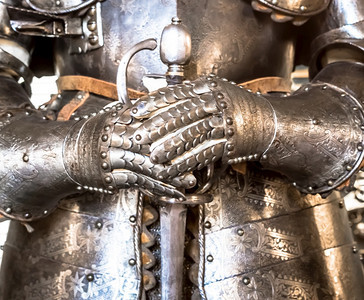 15世纪的中年骑士盔甲安全和保护的概念图片